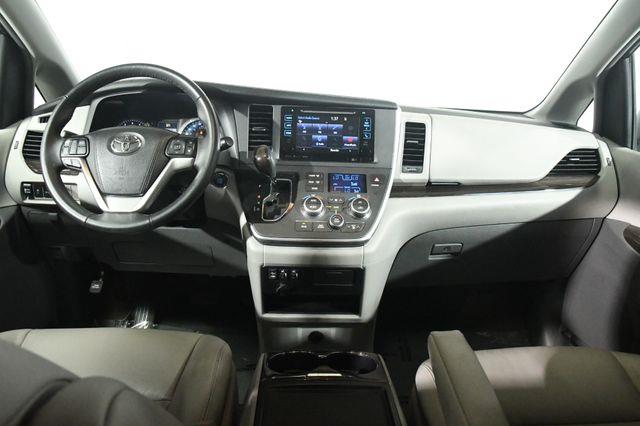 2017 Toyota Sienna XLE Premium photo