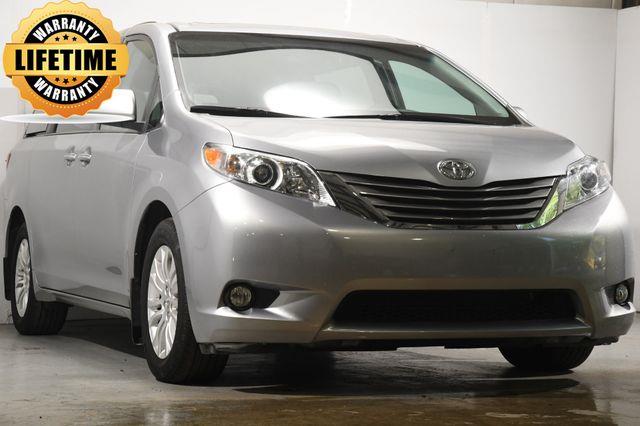 2017 Toyota Sienna XLE Premium photo
