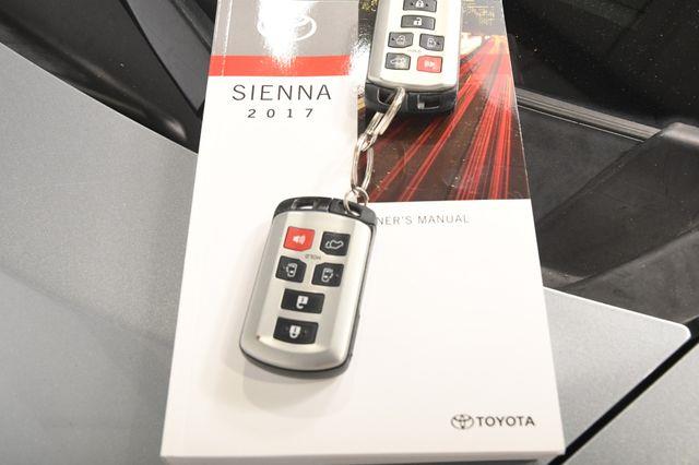 2017 Toyota Sienna XLE Premium photo