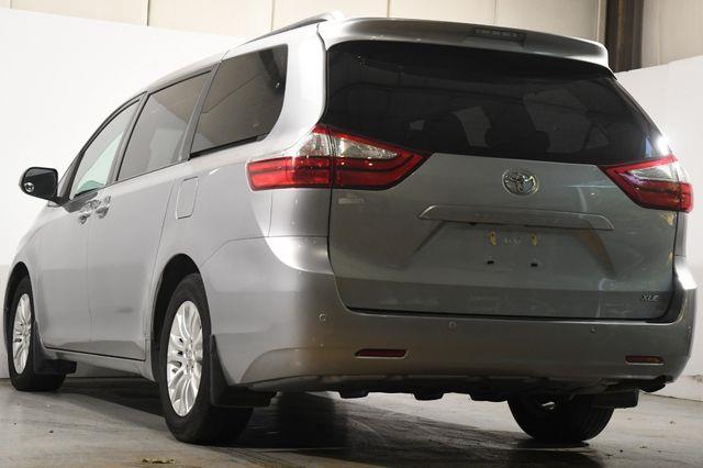 2017 Toyota Sienna XLE Premium photo