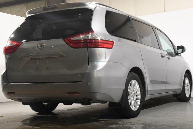 2017 Toyota Sienna XLE Premium photo