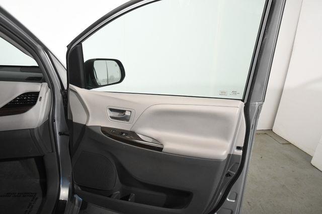 2017 Toyota Sienna XLE Premium photo