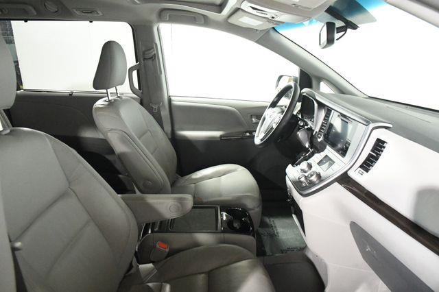 2017 Toyota Sienna XLE Premium photo