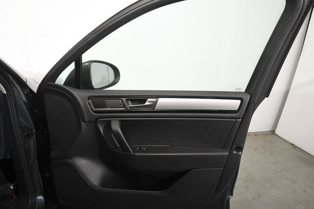 2012 Volkswagen Touareg TDI Sport photo