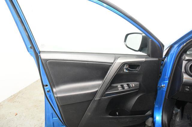 2017 Toyota RAV4 SE w/ Blind Spot/ Safety Tech photo