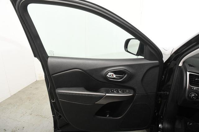 2019 Jeep Cherokee Latitude Plus w/ Safety Tech photo