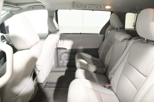 2017 Toyota Sienna XLE Premium photo