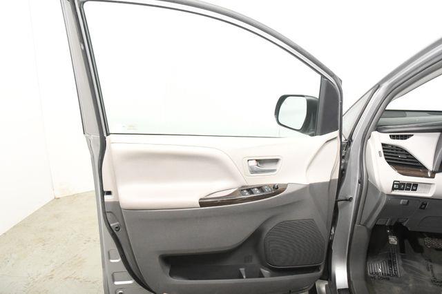 2017 Toyota Sienna XLE Premium photo