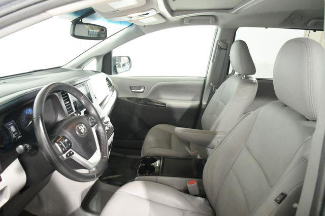 2017 Toyota Sienna XLE Premium photo