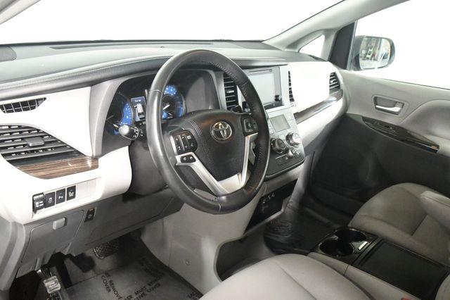 2017 Toyota Sienna XLE Premium photo