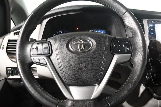 2017 Toyota Sienna XLE Premium photo