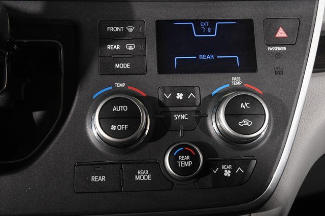2017 Toyota Sienna XLE Premium photo