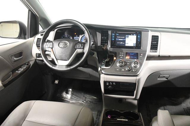 2017 Toyota Sienna XLE Premium photo