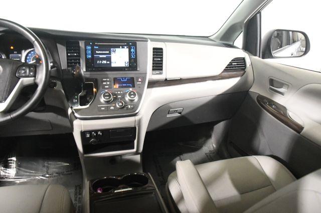 2017 Toyota Sienna XLE Premium photo