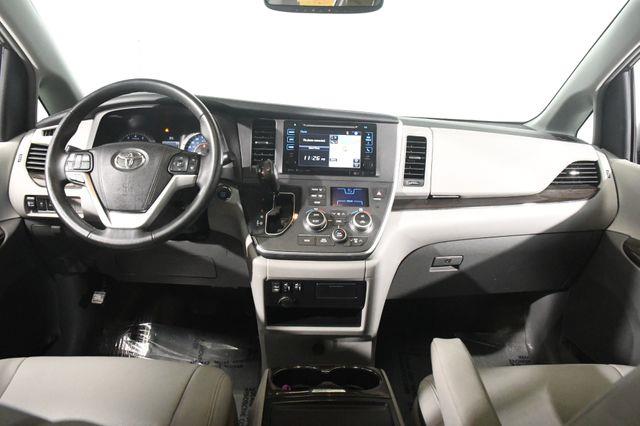 2017 Toyota Sienna XLE Premium photo