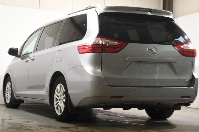 2017 Toyota Sienna XLE Premium photo