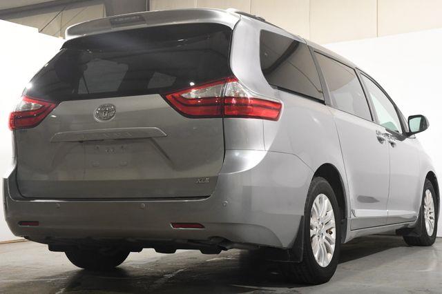 2017 Toyota Sienna XLE Premium photo