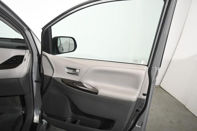 2017 Toyota Sienna XLE Premium photo