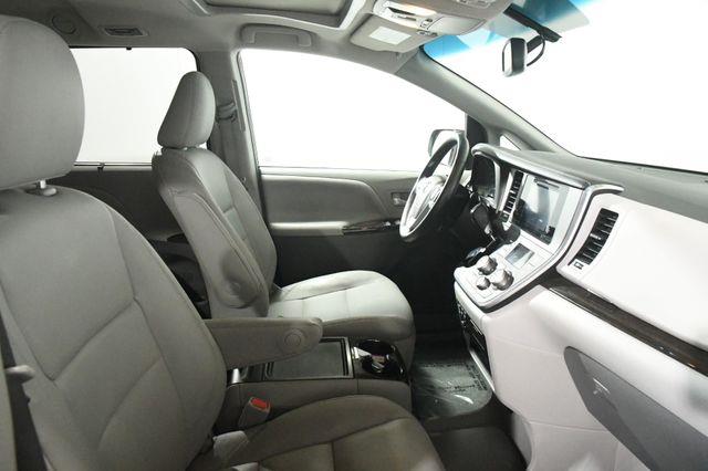 2017 Toyota Sienna XLE Premium photo