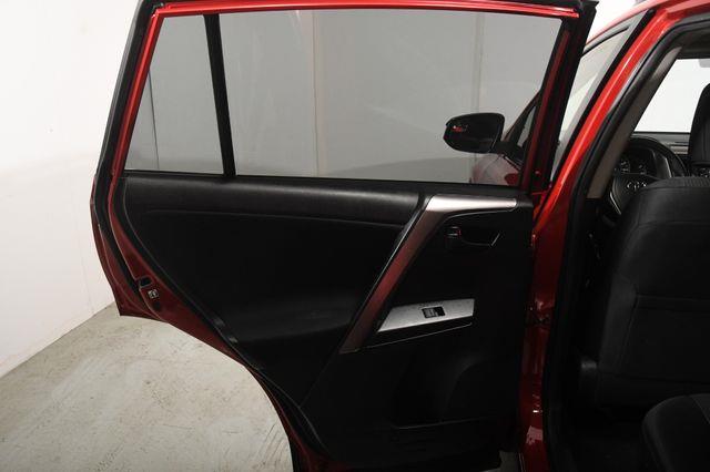 2016 Toyota RAV4 LE photo