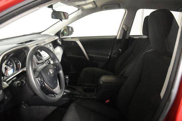 2016 Toyota RAV4 LE photo