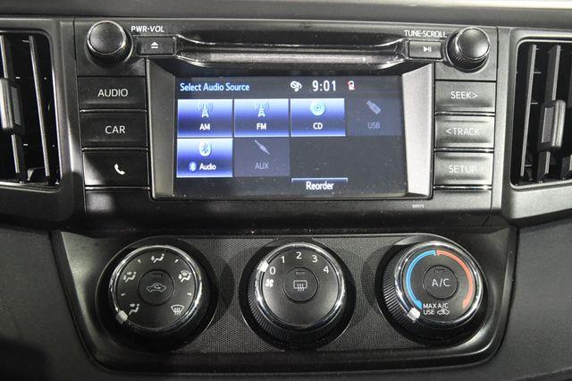 2016 Toyota RAV4 LE photo