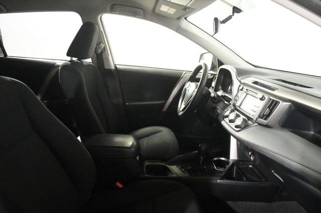 2016 Toyota RAV4 LE photo