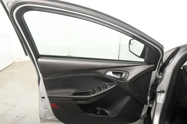 2016 Ford Focus SE w/ Heated Seats photo