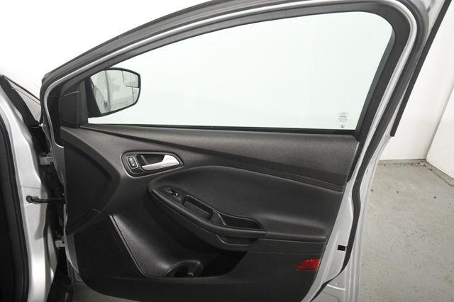 2016 Ford Focus SE w/ Heated Seats photo