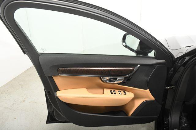 2018 Volvo S90 Momentum photo