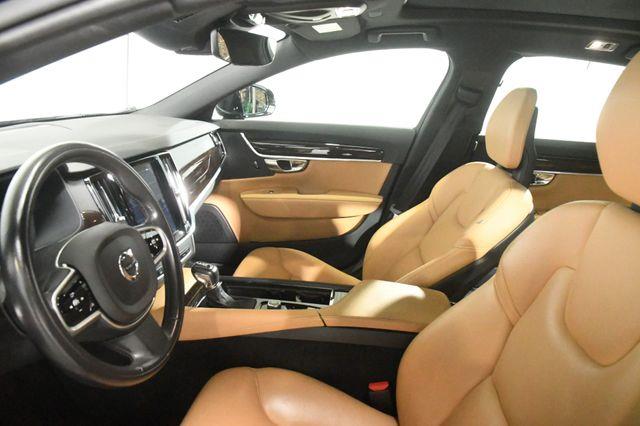 2018 Volvo S90 Momentum photo