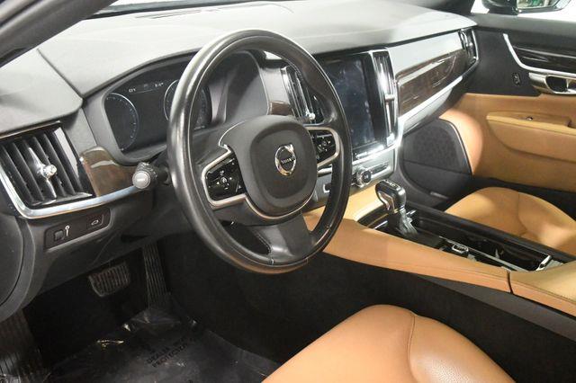 2018 Volvo S90 Momentum photo