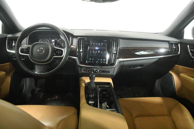 2018 Volvo S90 Momentum photo