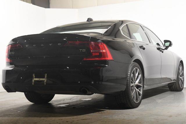2018 Volvo S90 Momentum photo