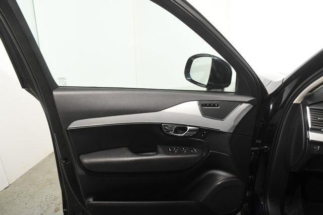 2016 Volvo XC90 T6 Momentum photo