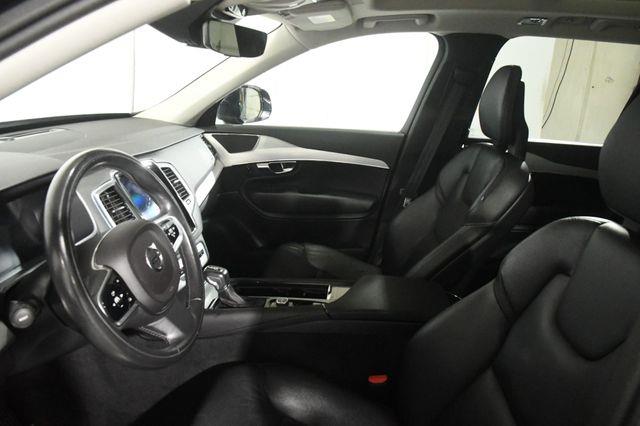 2016 Volvo XC90 T6 Momentum photo