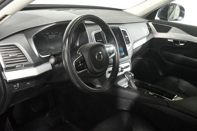 2016 Volvo XC90 T6 Momentum photo