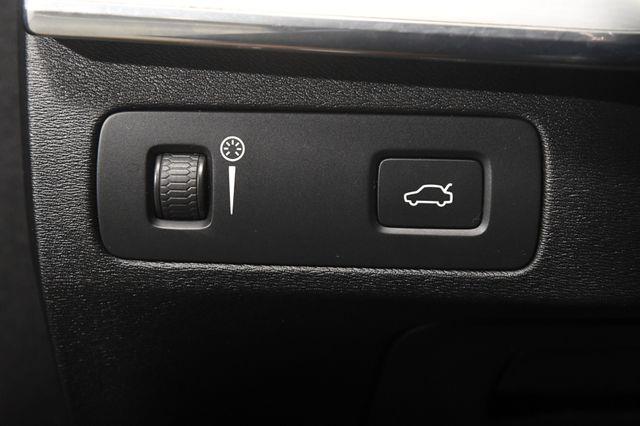 2016 Volvo XC90 T6 Momentum photo