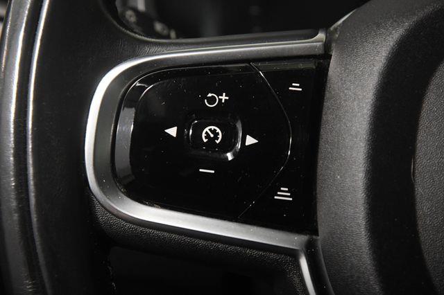 2016 Volvo XC90 T6 Momentum photo