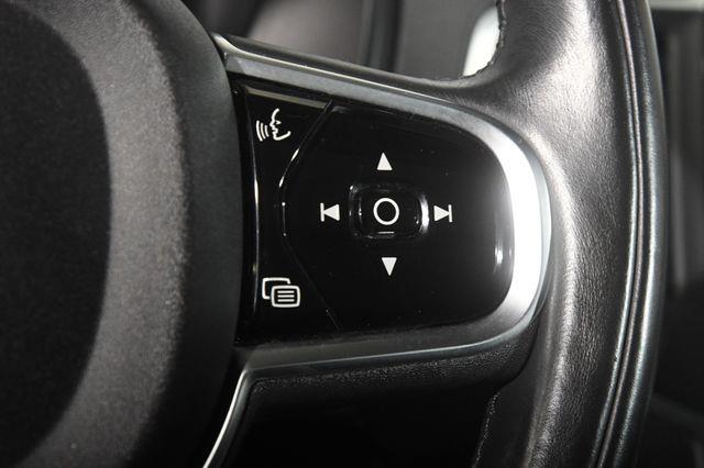 2016 Volvo XC90 T6 Momentum photo