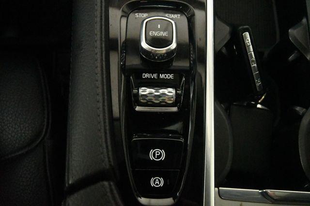 2016 Volvo XC90 T6 Momentum photo