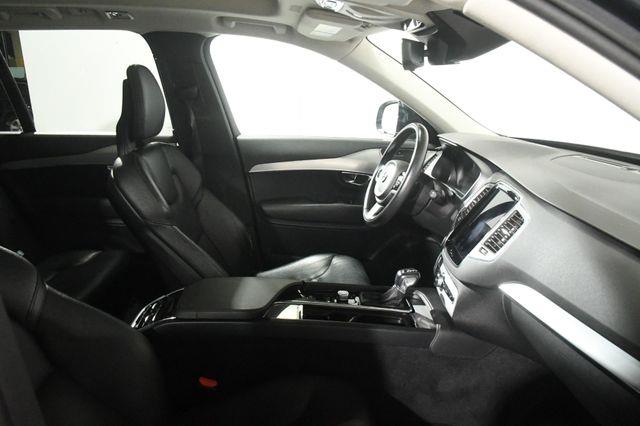 2016 Volvo XC90 T6 Momentum photo