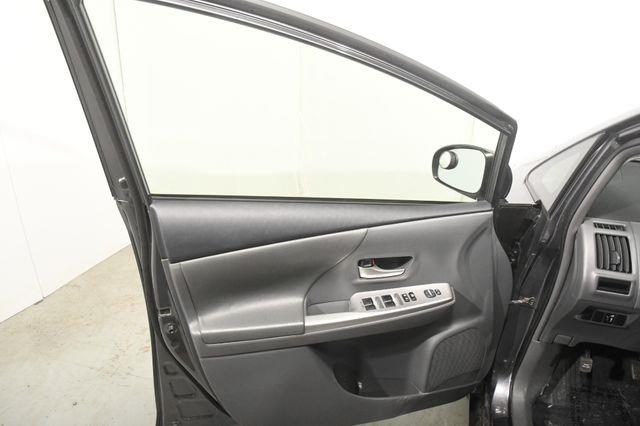 2014 Toyota Prius v Two photo
