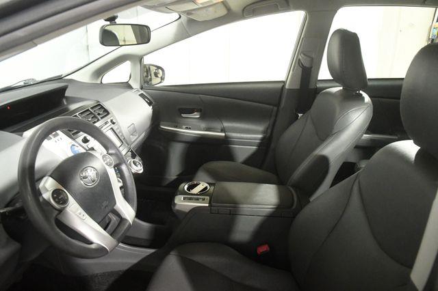 2014 Toyota Prius v Two photo