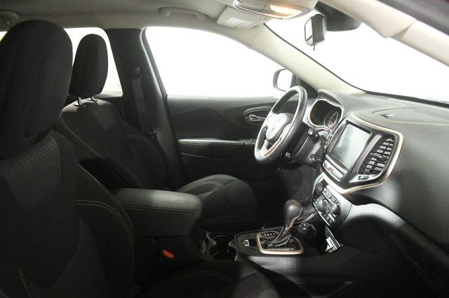 2016 Jeep Cherokee Latitude w/ Blind Spot/ Heated photo