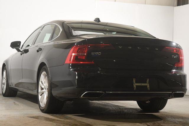 2018 Volvo S90 Momentum photo
