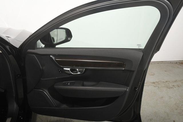2018 Volvo S90 Momentum photo