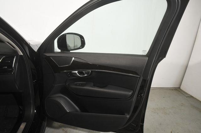 2018 Volvo XC90 Momentum w/ Safety Tech photo