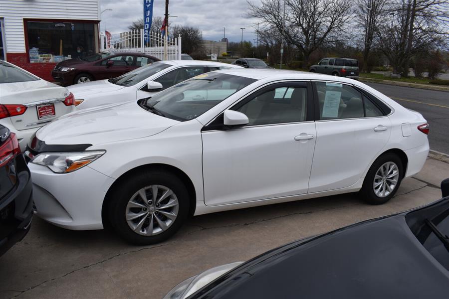 2015 Toyota Camry 4dr Sdn I4 Auto LE (Natl) photo
