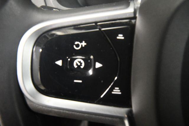 2019 Volvo XC90 Momentum w/ Advanced Package photo